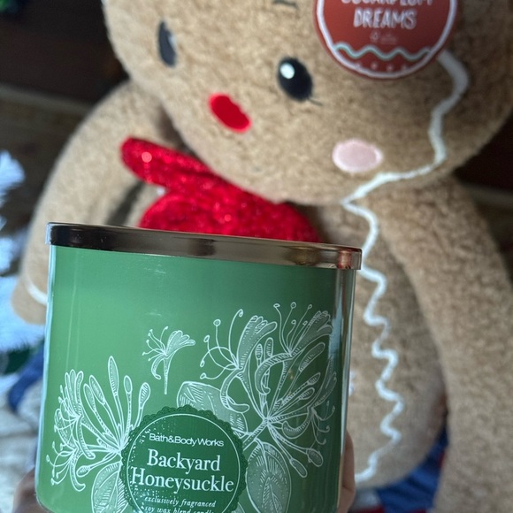 Bath & Body Works Green Backyard Honeysuckle Candle - Picture 5 of 6